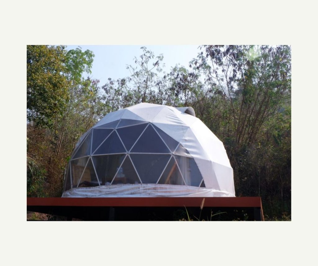 Dome géodésiquesur plateforme